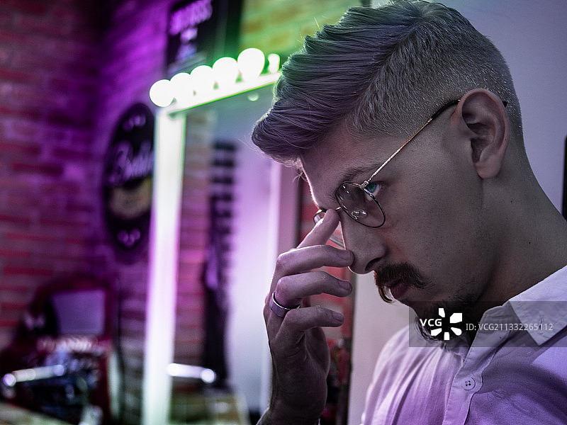 摩洛哥卡萨布兰卡，男人吸烟的特写图片素材