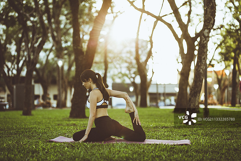 在阿根廷米西奥内斯波萨达斯公园里做瑜伽的女人图片素材