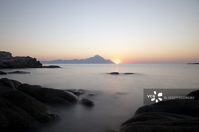 日落时晴朗的天空映衬着大海的美景图片素材