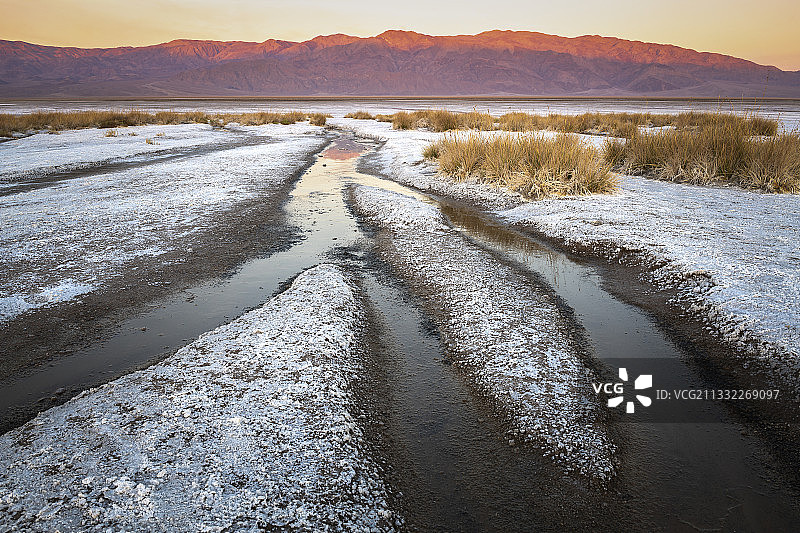 日落时分雪景覆盖的大地风光图片素材