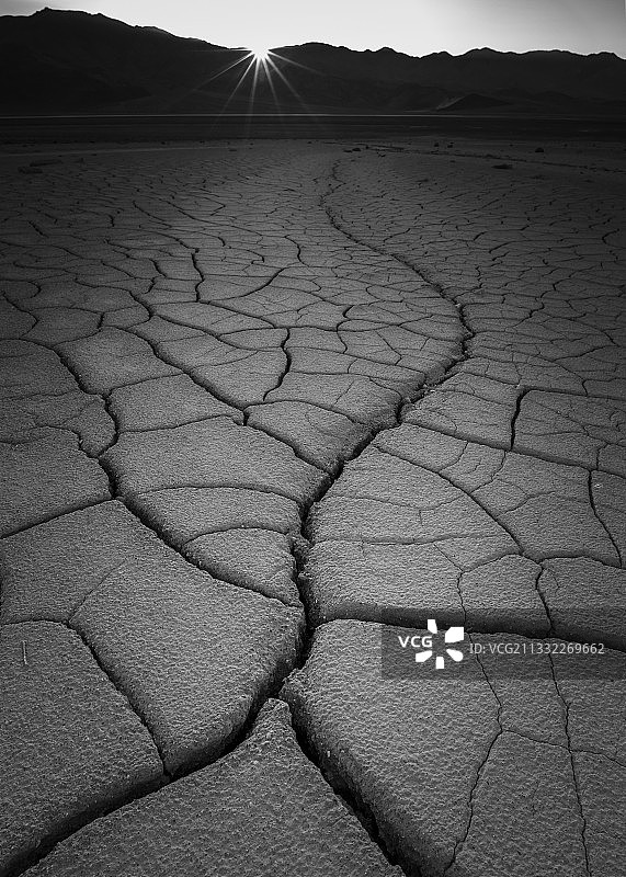 龟裂的土地风光图片素材