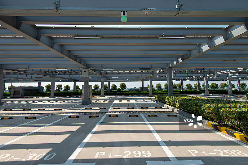 有遮阳网的停车场图片素材