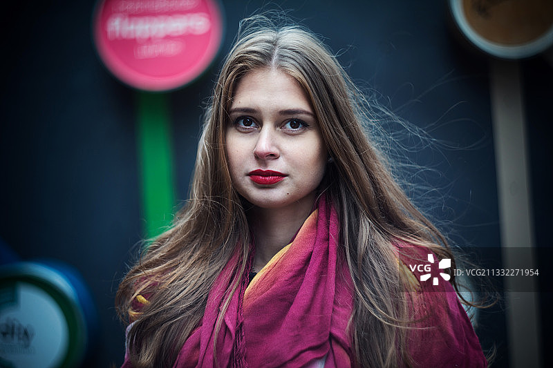 站在户外，莫斯科，俄罗斯的年轻女子肖像图片素材