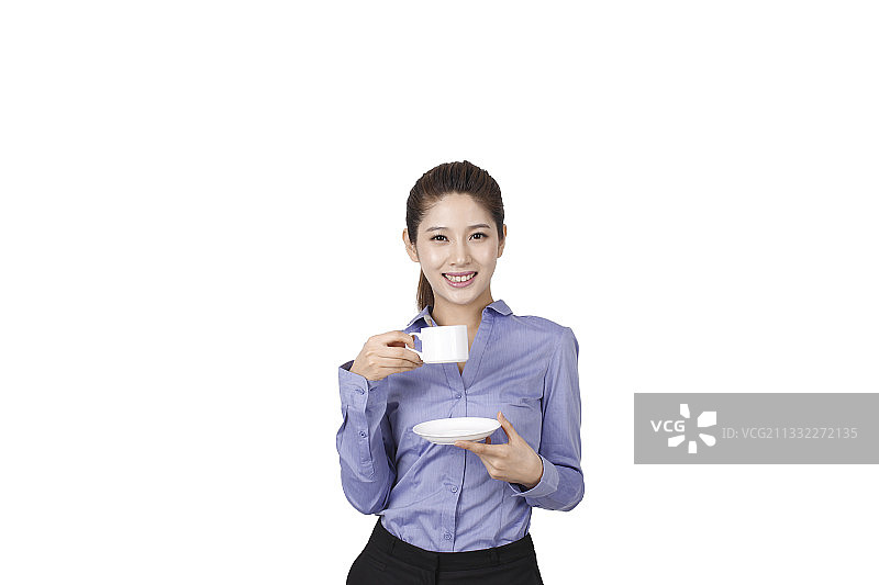 微笑的女商人拿着咖啡杯，白色背景图片素材