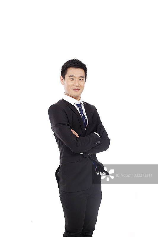 白色背景下双臂交叉站立的商人肖像图片素材