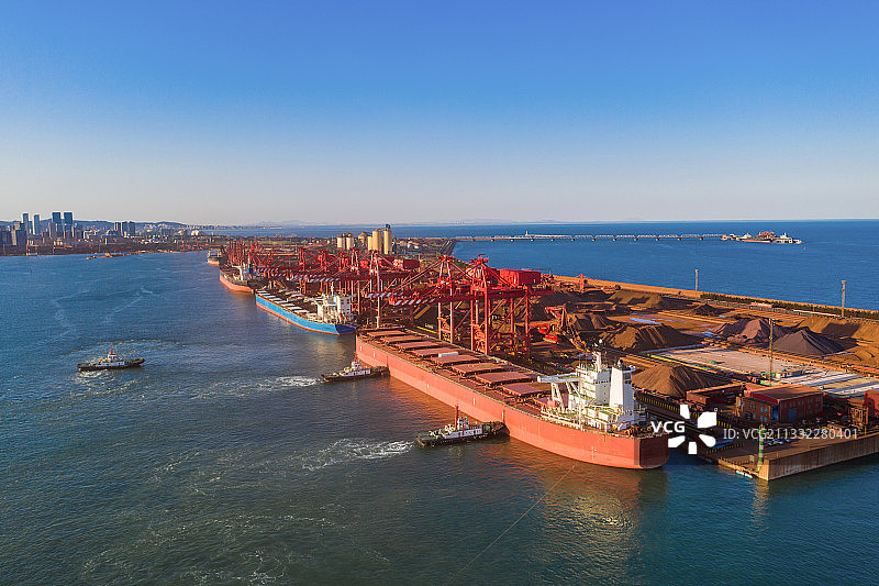 日照港铁矿石码头运输图片素材