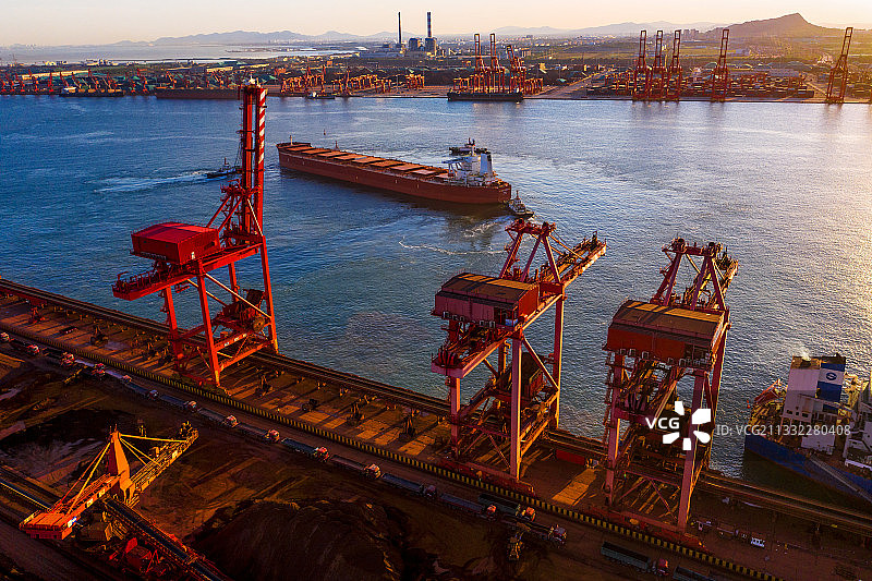 日照港铁矿石码头运输图片素材