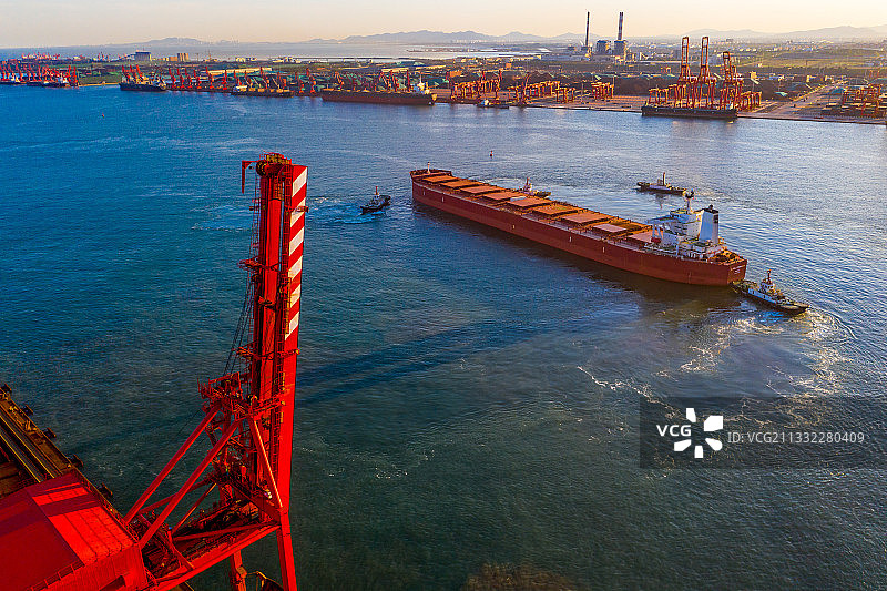 日照港铁矿石码头运输图片素材