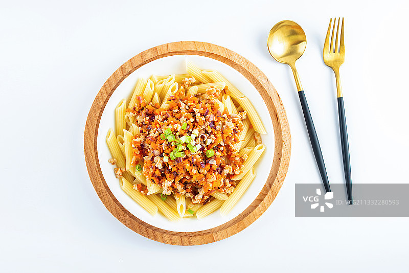 一碟营养美味的胡萝卜肉酱通心粉图片素材