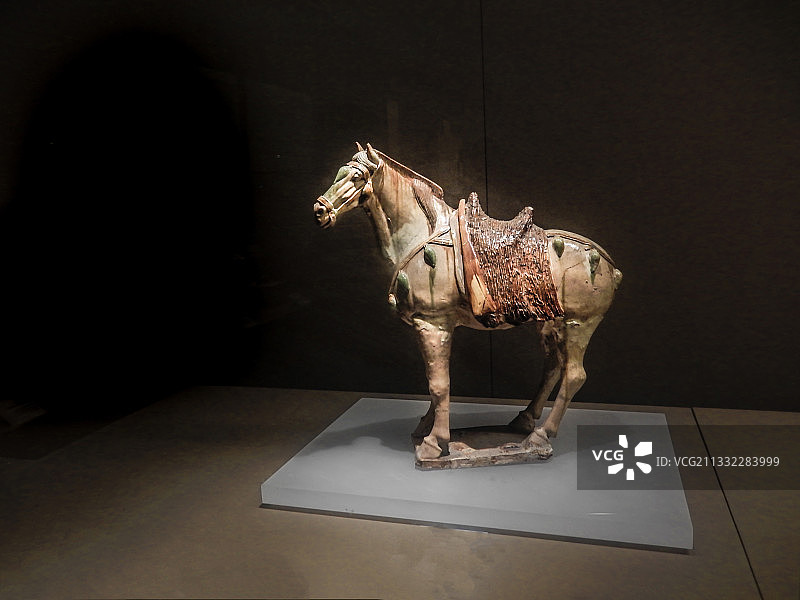 博物馆中的唐三彩文物图片素材