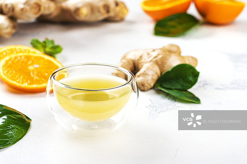 桌上的油和油特写图片素材