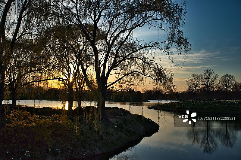 日落时分美国伊利诺伊州格伦维尤湖的迷人景色图片素材