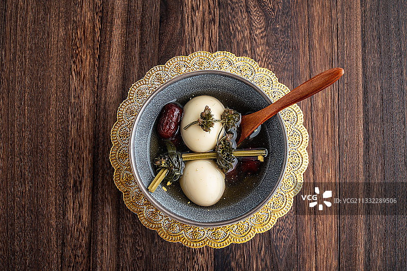 中国养生药膳红枣益母草煮鸡蛋图片素材