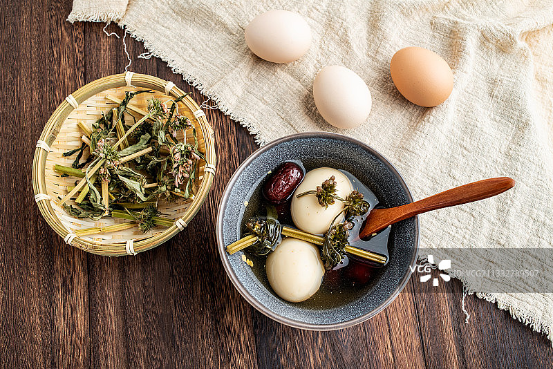 中国养生药膳红枣益母草煮鸡蛋图片素材