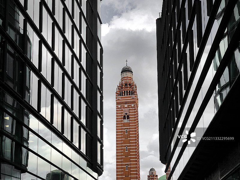 古典教堂和现代玻璃幕墙的城市融合图片素材