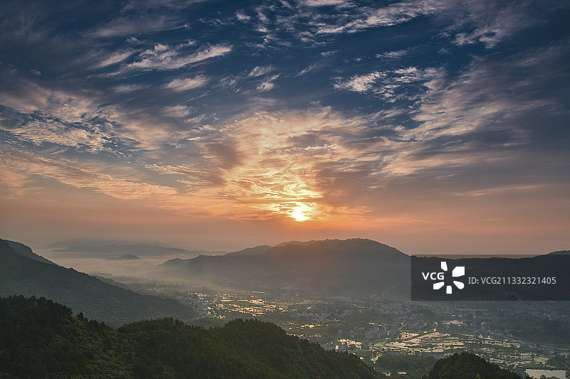 黄冈麻城张家畈镇日出图片素材