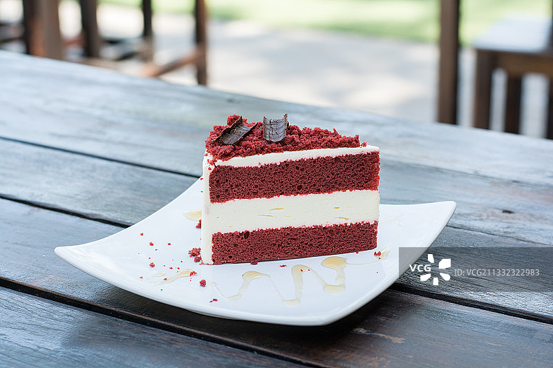 桌上盘中的蛋糕切片特写图片素材