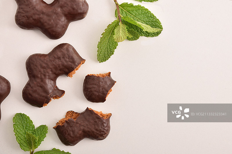 白色背景上的巧克力特写图片素材
