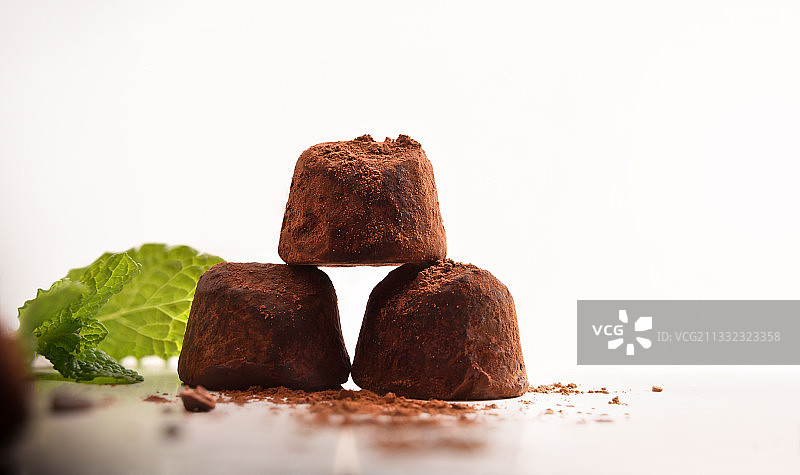 白色背景上的巧克力蛋糕特写图片素材