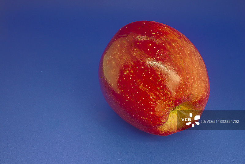 阿根廷布宜诺斯艾利斯蓝色背景下的苹果特写图片素材