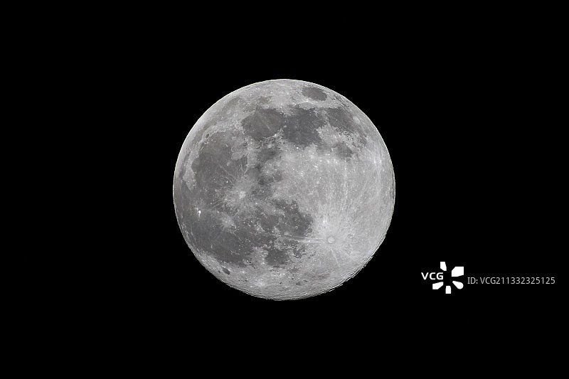 月亮在夜晚晴朗的天空下的低角度视图图片素材