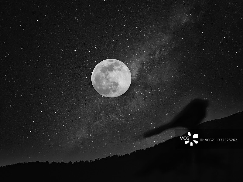 夜间山脉轮廓的低角度视图图片素材