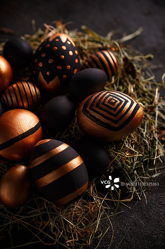 俯视桌子上的复活节彩蛋图片素材