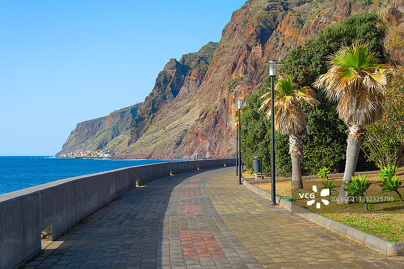 晴空下，海边空旷的道路图片素材