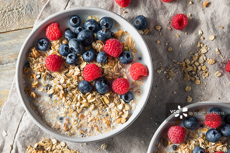 桌子上碗里的早餐俯视图图片素材