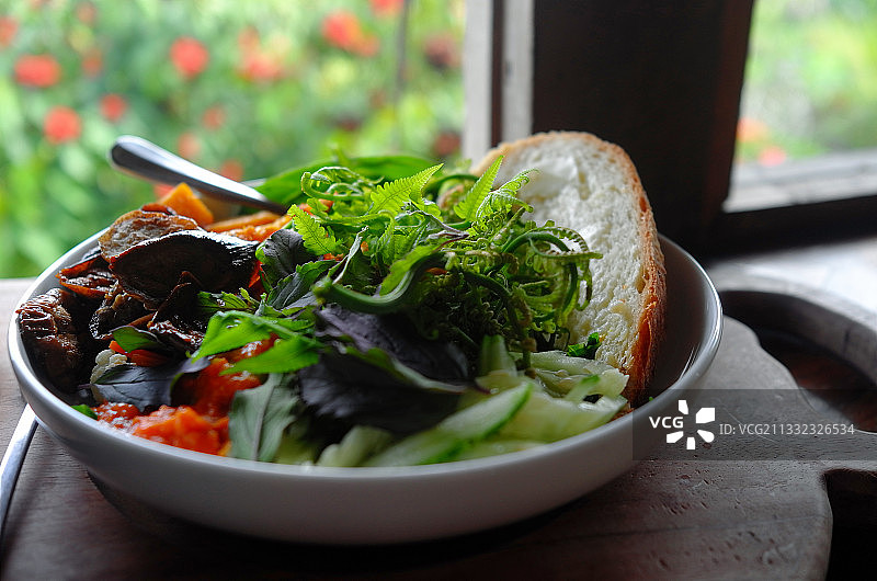 餐桌上碗里的沙拉特写，印度尼西亚巴厘岛图片素材