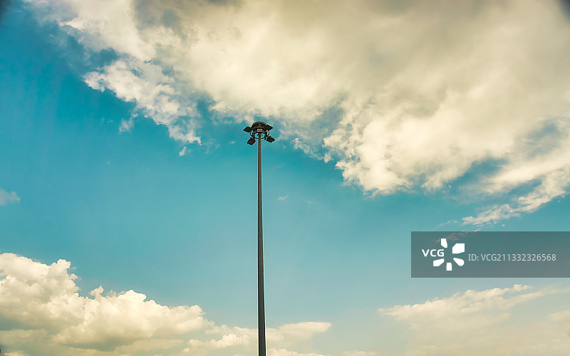 仰视：天空中的泛光灯图片素材