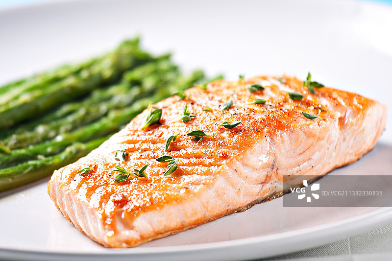 盘中鱼的特写图片素材