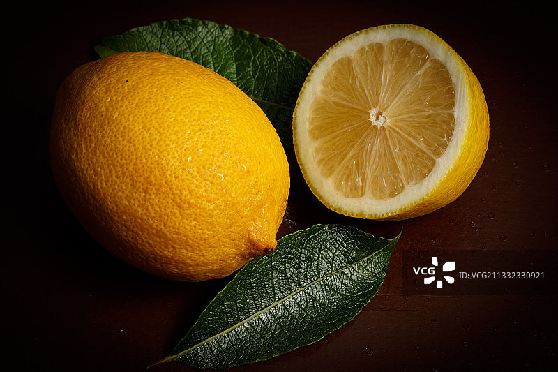 桌上的柠檬和树叶特写图片素材