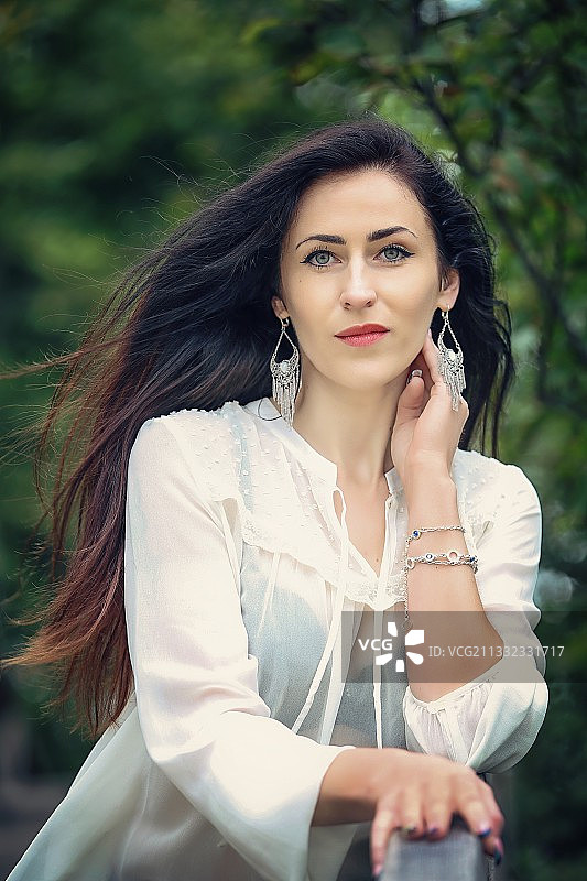 站在树林前的美丽年轻女子肖像，立陶宛图片素材