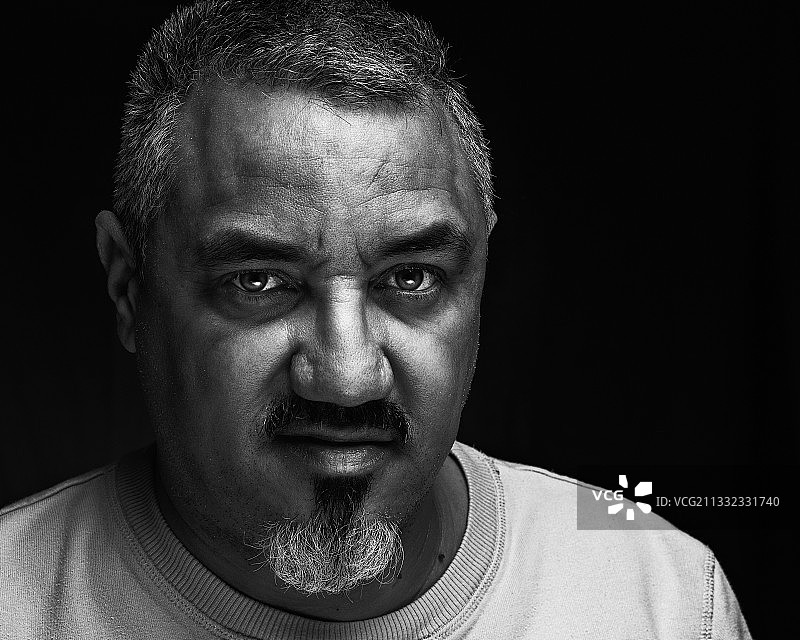 黑背景下的男子特写肖像，托罗克斯科斯塔，西班牙图片素材
