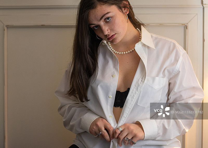 年轻女人在美国纽约家中坐着肖像图片素材