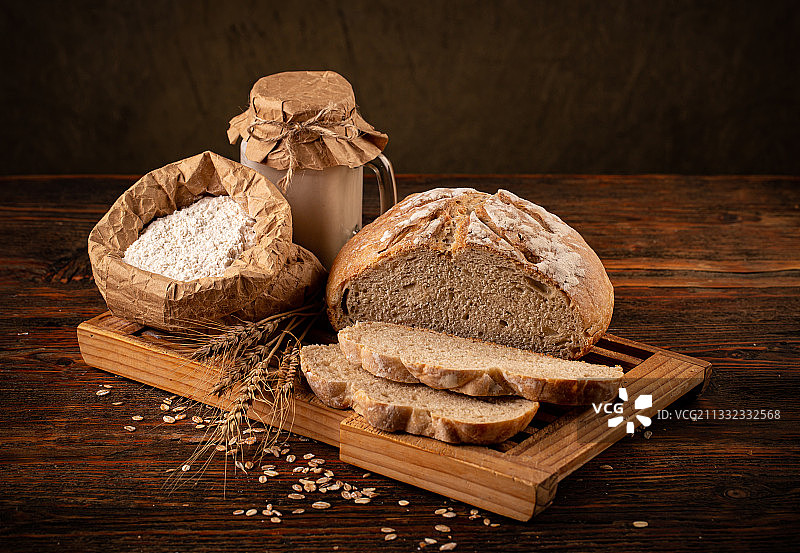 砧板上的面包特写图片素材