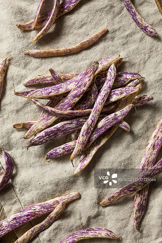 桌子上的甜食（高角度拍摄）图片素材