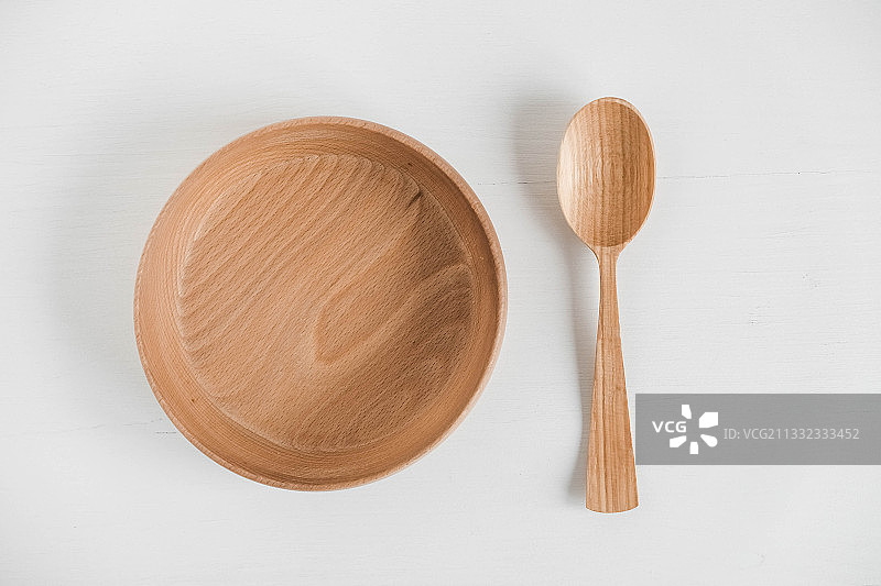 白色背景上的空木碗和木勺顶视图图片素材