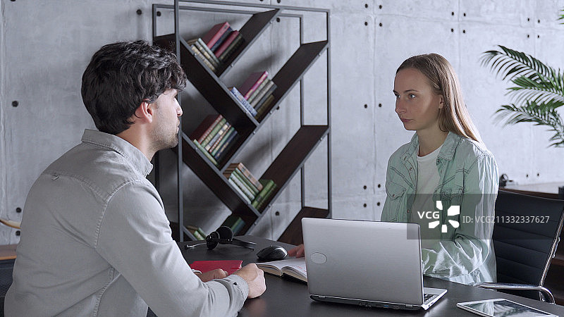 在办公室工作的商务人士图片素材