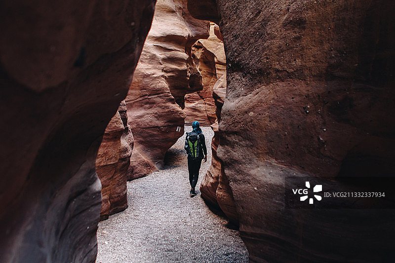 站在洞穴中的男子背影图片素材