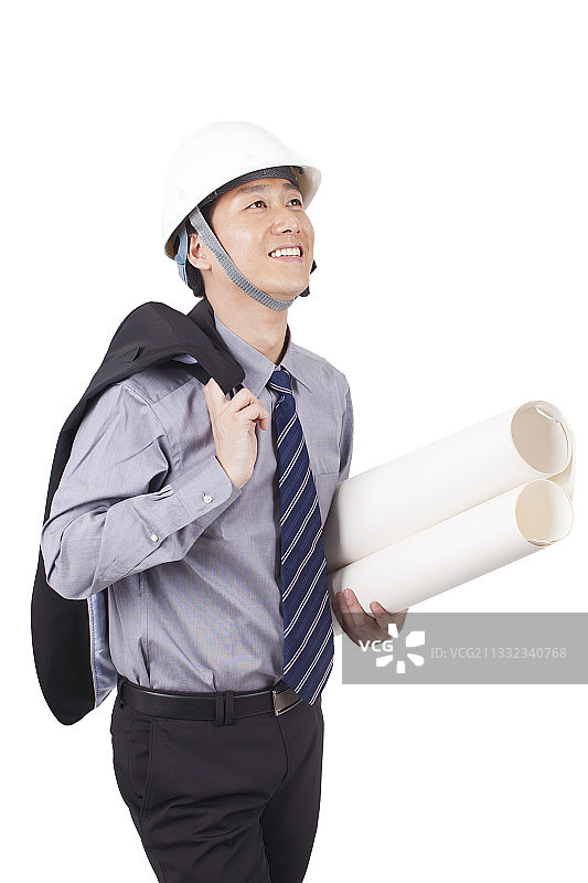 微笑的建筑师拿着蓝图，站在白色背景前图片素材