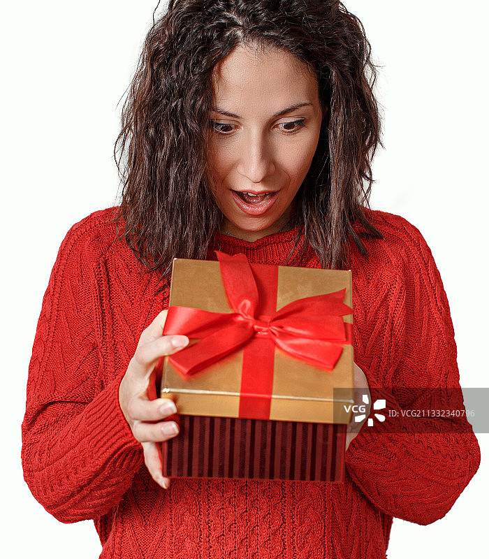 女人手持礼品盒，白色背景图片素材