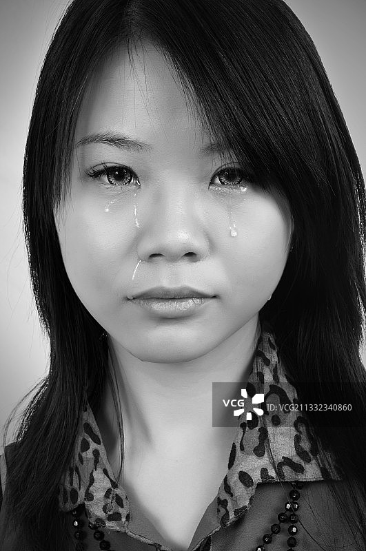 白色背景下的年轻女子特写肖像图片素材