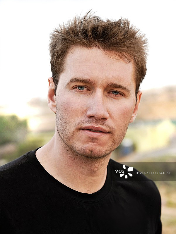 一个年轻人的肖像图片素材