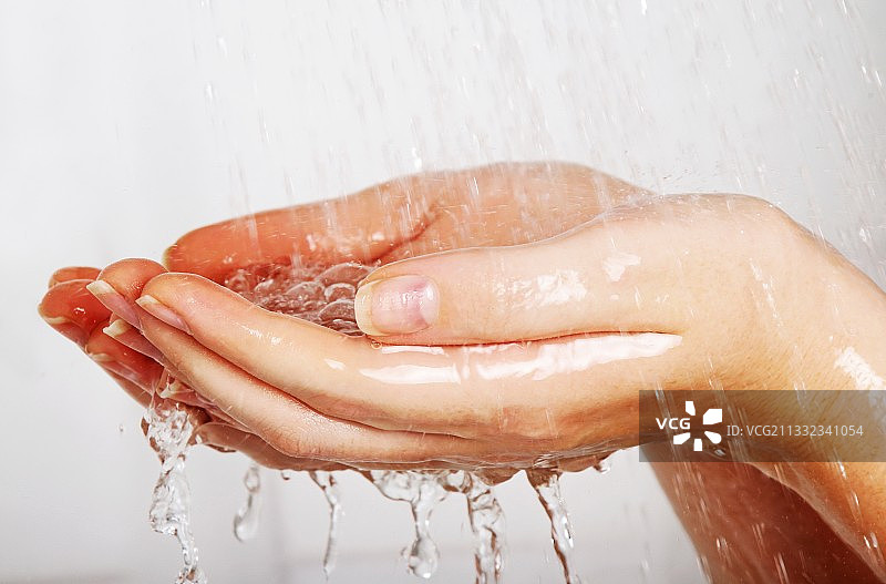 在白色背景下洗手的女人图片素材