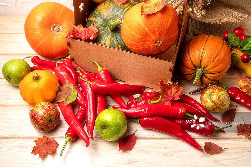 桌子上的蔬菜的高角度视图图片素材