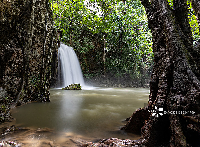 泰国爱侣湾瀑布的森林风景图片素材