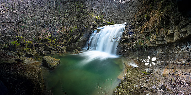 意大利弗利-切塞纳圣贝内代托阿尔佩森林瀑布风光图片素材