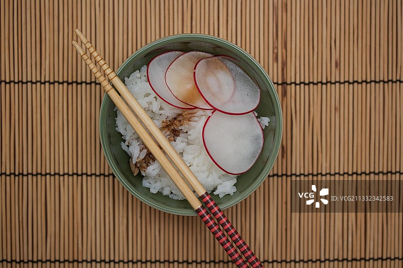 餐垫上碗中筷子的俯视图图片素材